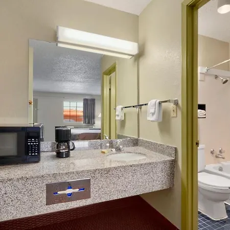 Super 8 By Wyndham Monticello Ar Motel Room photo